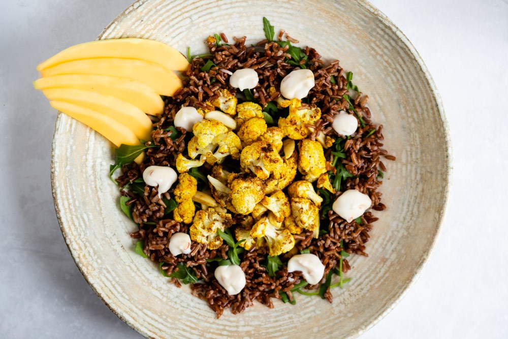 Tørristet blomkål med røde ris i en skål. Tørristet blomkål med røde ris i en skål.